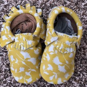 Freshly Picked Toddler Moccasins Sz 6